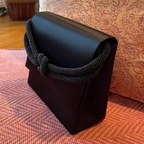 Adorable black satin evening bag - Picture 3 of 4